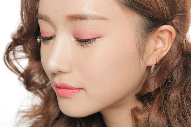 How to wear pastel eyeliner the Korean way B2.png